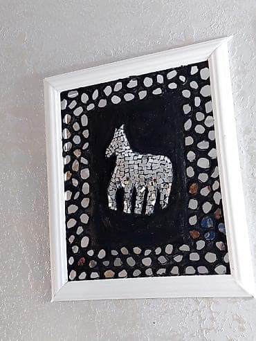qara sam: Mozayk divar əsəri – güzgü parçalarından at silueti — 1