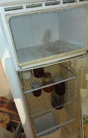 çinar soyuducu: Birkameralı ağ rəngli məişət soyuducusu. - Yuxarıda kiçik dondurucu — 1