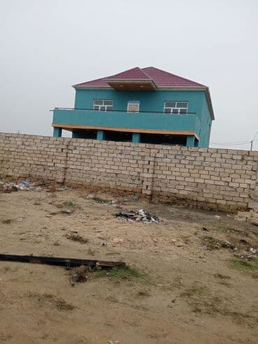 2 mərtəbəli həyət evi - Ümumi görünüş: Daş hasarla əhatələnmiş həyət