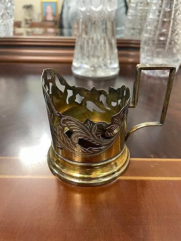 guldan: Gümüw podstakannik 200 manat — 2