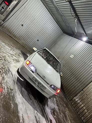 qalofqa vaz: Avtomobil: Lada Samara (VAZ 2114) hatchback, ağ rəng Kuzov: 5 qapılı — 3