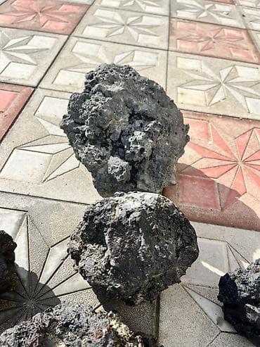 Ofis ləvazimatları: Müxtəlif ölçülü və formalı, tünd boz rəngli təbii daşlar. Bu daşlar — 5