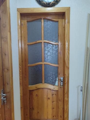 Taxta iç qapılar dəsti - Material: təbii ağac (şam tonunda), laklı