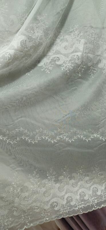 maqnit perde: Ağ rəngdə, zərif naxışlı tül pərdə. Otağa yüngüllük və incəlik qatır — 20