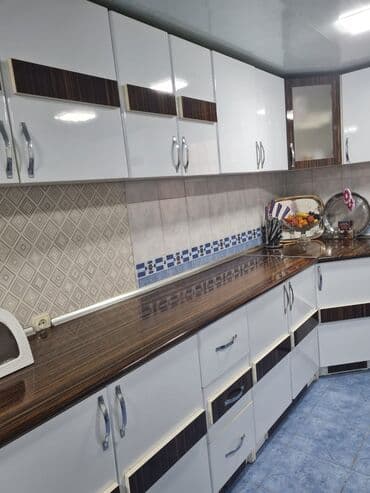 стиль прованс мебель: Mətbəx mebeli dəsti - Üst və alt dolablar: Parlaq ağ fasadlar, tünd — 2