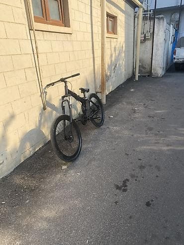 Elektrik velosipedlər: Elektrik dağ velosipedi – mat qara rəng, iri 27.5–29" təkərlər və — 2