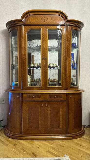 İşlənmiş, Masa və oturacaqlar