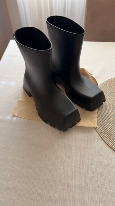 ağ rezin çəkmələr: Balenciaga brendinə məxsus qara rəngli uniseks rezin çəkmələr. Bu — 1