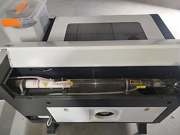 Инструменты: CO2 lazer kəsmə və oyma aparatı Texniki xüsusiyyətlər: - İş sahəsi — 2