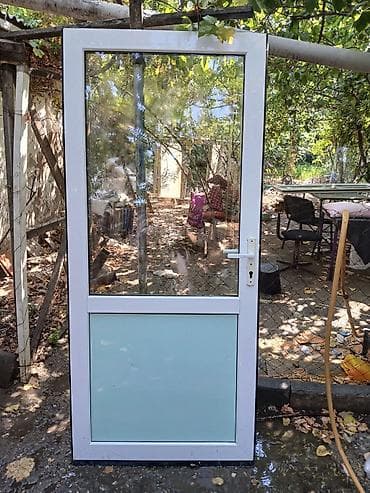 Plastik qapı cərcivəsizdi.ortası şüşədəndir.hündürlüyü 196 eni 87 sm