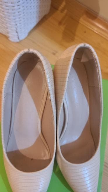 Bej rəngli qadın tuflisi - Model: klassik, ucu sivri - Topuq: qalın