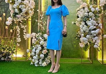 Mavi rəngli zərif qadın donu - Model: qısa qol, kvadrat dekolte, dizə