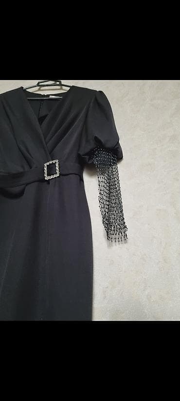 Zərif qara kokteyl donu - Model: midi uzunluqda, dar siluetli - — 2