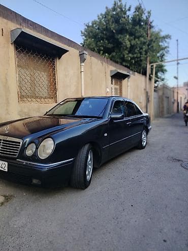 Mercedes-Benz E-Class: 2.4 l | 1998 il Sedan