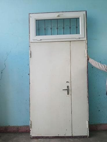 kombi panel radiatorlar: Dəmir giriş qapısı – üst hissəsində açılan pəncərə və barmaqlıqlar ilə — 2