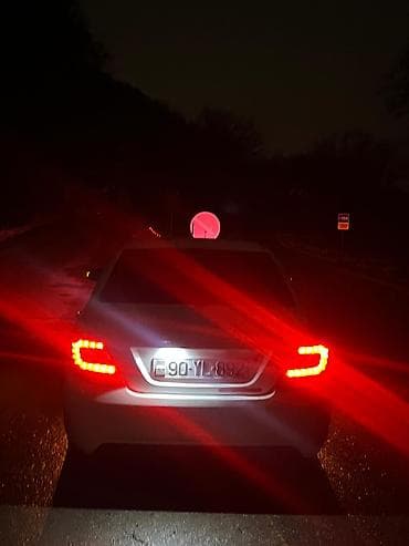 Ağ rəngli sedan avtomobil Xüsusiyyətlər: - Geniş və rahat 4 qapılı — 3