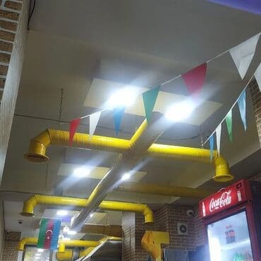 Sarı rəngdə olan havalandırma boruları, müxtəlif kommersiya
