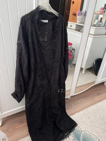 Qara uzun paltar - Model: uzun, düyməli ön hissə (xırda qara düymələr