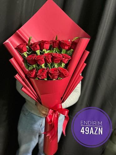 kaktus gülü: 8 Mart üçün xüsusi gül kompozisiyası – şəffaf kvadrat qutuda qırmızı — 3