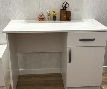 Lixiang: Yazı masası ve kitab refi dest halında 75azn — 2