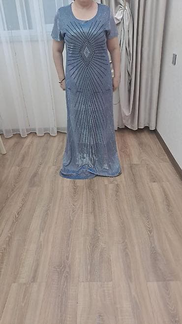 Mavi-boz rəngdə, uzun kəsimli rahat paltar. Qısa qolludur, yüngül və — 2