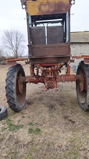 89 traktor: Kənd təsərrüfatı üçün tırtıllı olmayan, dar izli çərçivəyə malik 4 — 4