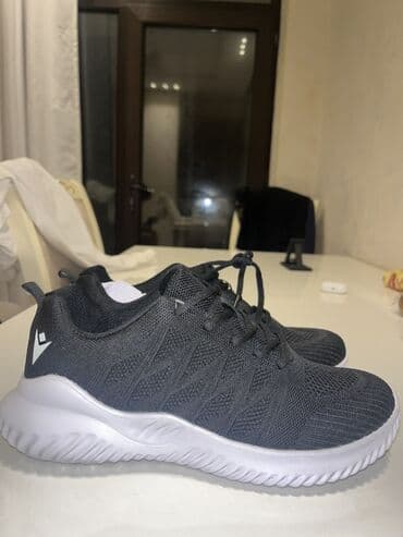 Daraq panellər: Qara idman krossovkası 42.5 razner - Üst material: nəfəsalan toxunma — 3