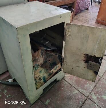 сдам контейнер на ортосайском рынке: Metal seyf tipli kiçik dolab - Material: qalın metal gövdə - Rəng — 2