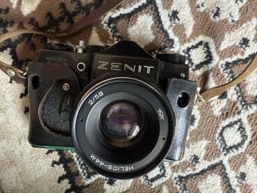 Zenit TTL markalı qara rəngdə kamera. Bu kamera əl ilə fokuslanma və