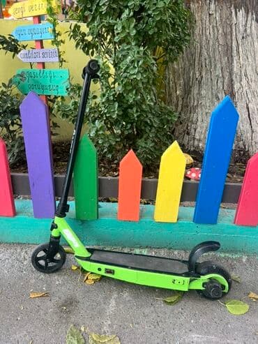 skuterlər uşaqlar ucun: Uşaq üçün elektrikli skuter - Rəng: parlaq yaşıl, qara detallar - — 2