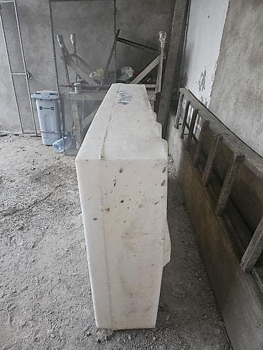 1 tonluq Su çəni satılır. Yeni kimidir Bağlı yerdə qalıb.Və istifadə — 3