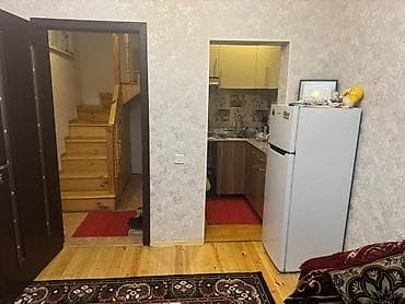 binə kiraye: Kirayə verilən otaq – iki mərtəbəli ev - Geniş, işıqlı otaq; pəncərə — 7