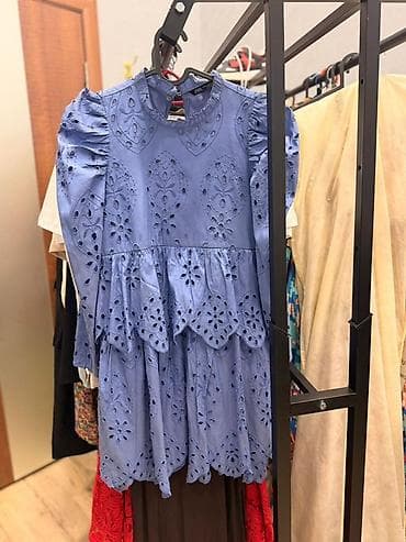 Zara markalı mavi rəngli qadın paltarı. Broderiya (ağzıoyma) naxışlı