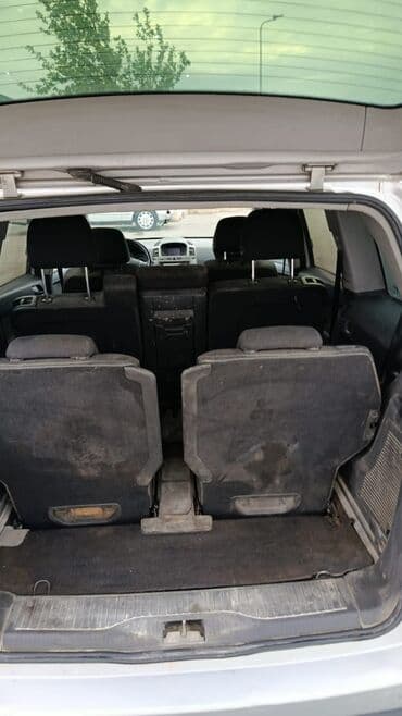 qubada ucuz avtomabiller: Gümüşü rəngdə olan Opel Zafira miniveni. Geniş salonu və baqajı var — 6