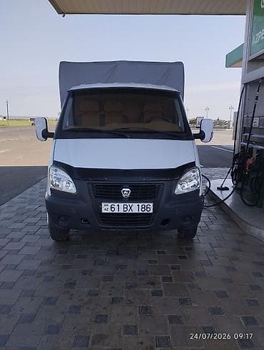 qaz 69: GAZ markalı tentli yük avtomobili. Ağ rəngli кузов, qara ön bamper və — 3