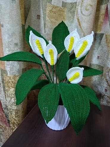 Süni güllər: Спатифиллум или женское счастье вязаный — 1