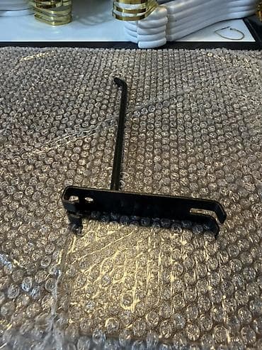 ref: Metal vitrin/raf üçün asılqan kronşteyn. Qara rəngli metal — 1