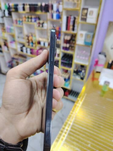 Bıçaqlar: Smartfon – qara rəng, düz kənarlı korpus Xüsusiyyətlər: - Böyük tam — 2