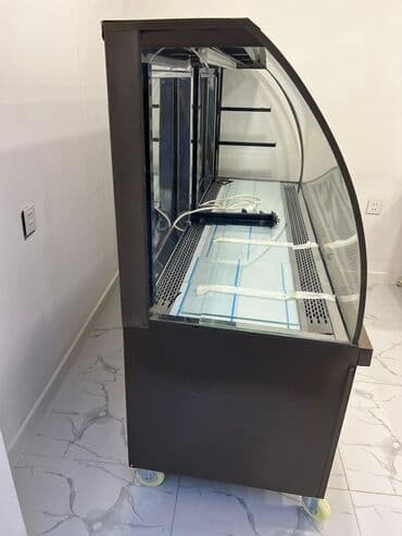 su soyuducu aparat: Bu ticarət vitrin soyuducusu qəhvəyi rəngdədir və şüşə yan panellərə — 3