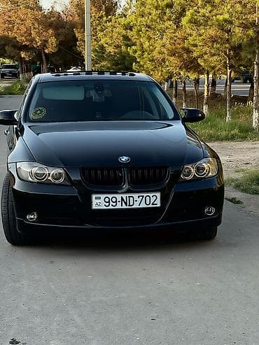 BMW 3 Series (E90) sedan – qara rəng, AZ dövlət nömrə nişanı — 1