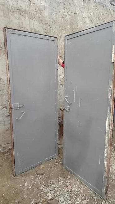 Yaxşı vəziyyətdə ela bərk qapılar 2 ədəddir.olcu.80in 190a