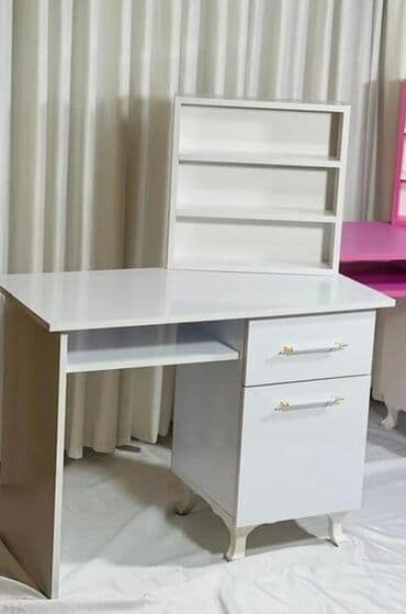 defter bezekleri: Ağ rəngli yazı/iş masası və üst rəf bloku - Geniş iş səthi: laptop — 1