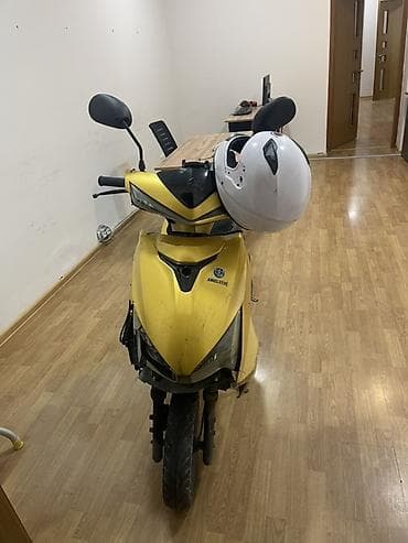 Skuter – sarı rəng, 50–125 cc sinfi üçün tipik şəhər modeli Əsas