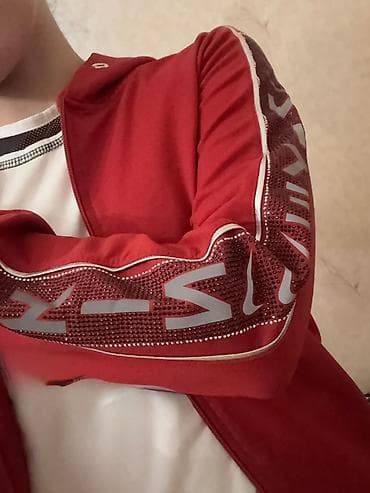 M bədən sadə, qırmızı, nike emblemli jaket — 2