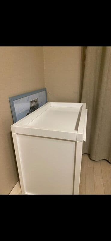 Alətlər: Bu, uşaqlar üçün nəzərdə tutulmuş ağ rəngli dəyişdirmə masasıdır. Üst — 2