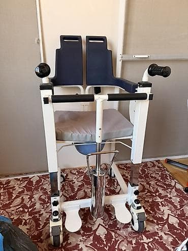 plastik cəllək: Tualet funksiyalı hərəkət etdirilə bilən sanitar kreslo (komod kreslo) — 1