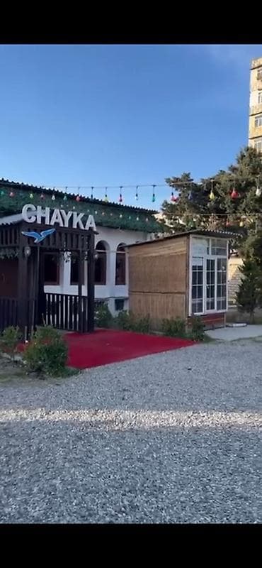icareye kafe: CHAYKA – açıq hava restoran və məkan - Rahat həyət konsepti: girişdə — 2