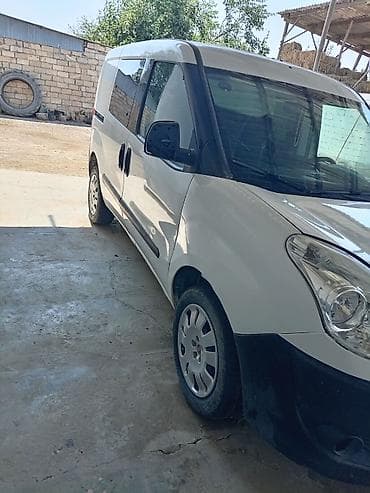 fiat doble: Fiat Doblo (ağ rəng, yük/furgon versiyası) Xüsusiyyətlər: - Geniş yük — 3