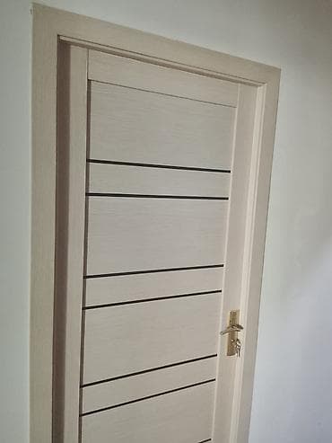 Modern üslubda daxili qapı - Material: MDF/laminat üzlüklü taxta