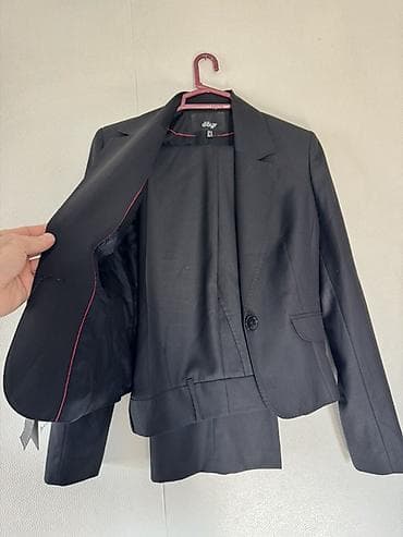 YENİ Dayı qadın kostyumu – qara rəng - Model: qısa, bir düyməli lalafo.az -da YENİ Dayı qadın kostyumu – qara rəng - Model: qısa, bir düyməli